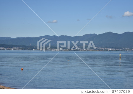 琵琶湖、平山和秋天的白鳥 87437029