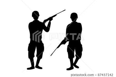拿著步槍、戰爭和 sabage 的兩名士兵的剪影 87437142