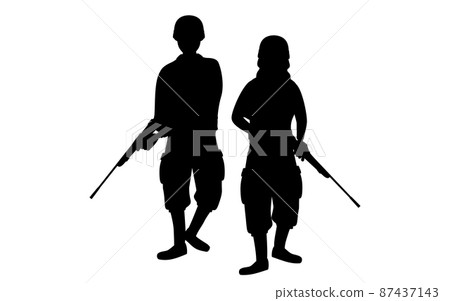 拿著步槍、戰爭和 sabage 的兩名士兵的剪影 87437143