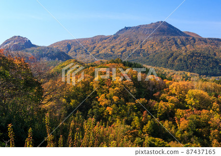 從北海道草別町草別公園看秋天的有珠山和昭和新山[10月] 87437165