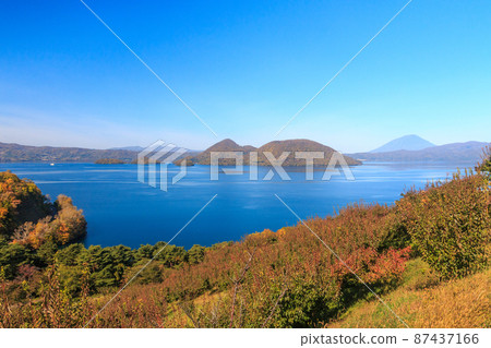 Lake Toya and Mt. Yotei in autumn as seen from Sobetsu Park, Sobetsu Town, Hokkaido [October] 87437166