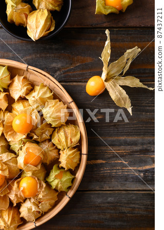 Cape gooseberry or golden berry (Physalis peruviana)  87437211
