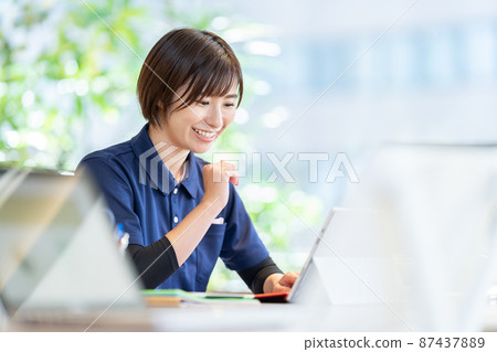 Long-term care image Caregiver remote care IT conversion Shooting cooperation: WEEK Shibadaimon (Sun Frontier Fudousan) Long-term care image Caregiver remote care IT conversion Shooting cooperation: WEEK Shibadaimon (Sun Frontier Fudousan) 87437889