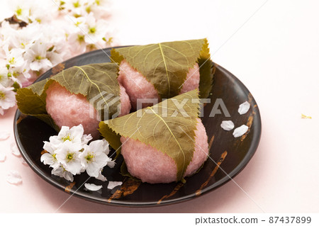 Spring Japanese sweets Sakuramochi_Chomeiji mochi_Background pink 87437899