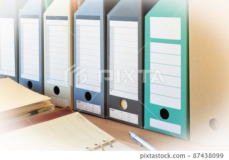 用文件盒整理你的辦公桌 用 A4 尺寸的紙盒整理文件 用文件盒整理你的辦公桌 用 A4 尺寸的紙盒整理文件 87438099