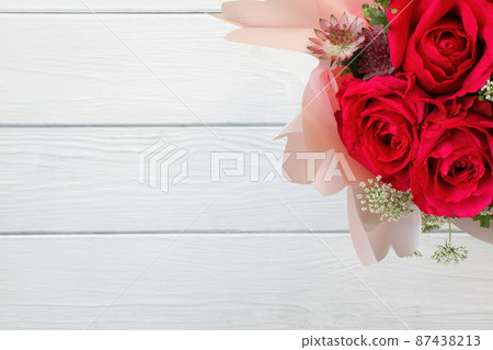 紅玫瑰、霧霾草和紫花花束 紅玫瑰、霧霾草和紫花花束 87438213
