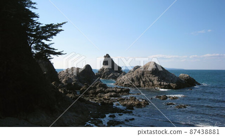 早春的藍天、龜岩和日本海 早春的藍天、龜岩和日本海 87438881