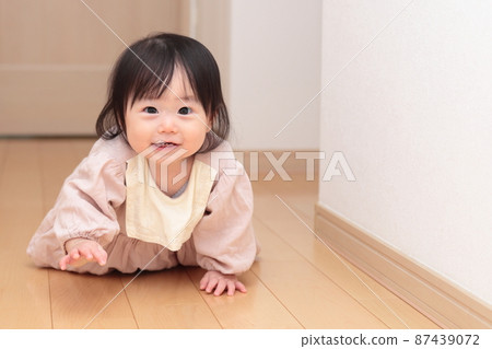 0 year old baby girl hiking in the flooring corridor 0 year old baby girl hiking in the flooring corridor 87439072