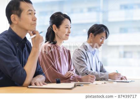 Middle-aged and senior seminar attendees, profile image of a middle-aged woman with a serious expression, shooting cooperation "LINK FOREST" 87439717