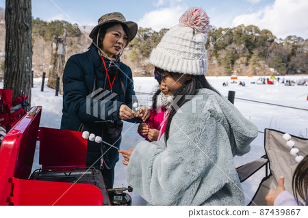 孩子們在營地做烤棉花糖 孩子們在營地做烤棉花糖 87439867