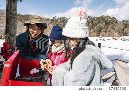 Kids making roasted marshmallows at the camp 87439868