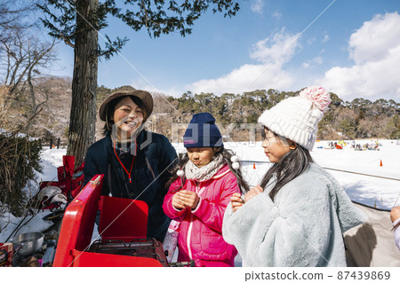孩子們在營地做烤棉花糖 87439869