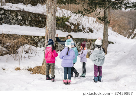 A group of elementary school students who are engaged in outdoor activities to learn about the natural environment Learn about SDGs A group of elementary school students who are engaged in outdoor activities to learn about the natural environment Learn about SDGs 87439897
