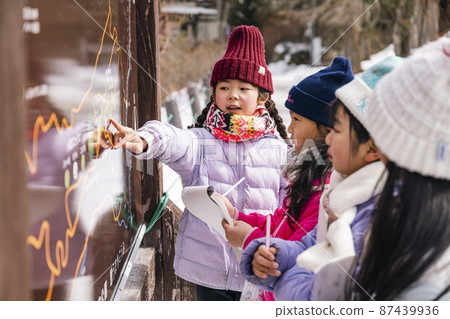 A group of elementary school students who are engaged in outdoor activities to learn about the natural environment Learn about SDGs A group of elementary school students who are engaged in outdoor activities to learn about the natural environment Learn about SDGs 87439936