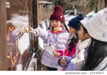 A group of elementary school students who are engaged in outdoor activities to learn about the natural environment Learn about SDGs A group of elementary school students who are engaged in outdoor activities to learn about the natural environment Learn about SDGs 87439937