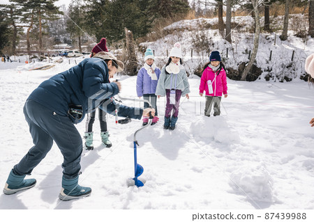 Smelt fishing: Elementary school students who make holes in a lake that has completely frozen 87439988