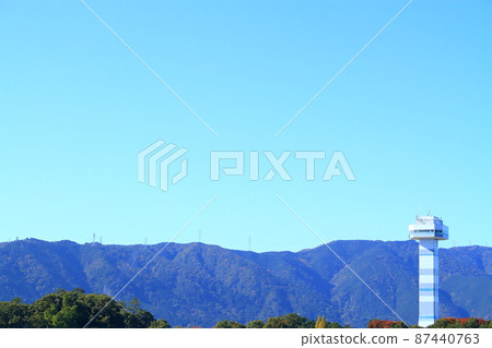 Scenery of the Nagara River and the green ridge / observation tower of water in Kaizu City, Gifu Prefecture 87440763