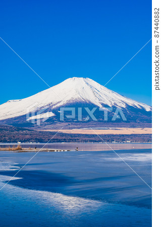 從山中湖看冬季富士山的垂直組成 87440882