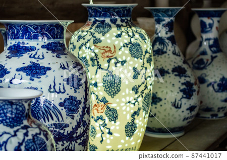 Porcelain vases on a rustic vintage shelf Porcelain vases on a rustic vintage shelf 87441017