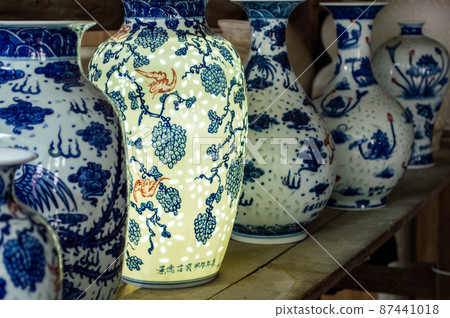 Porcelain vases on a rustic vintage shelf Porcelain vases on a rustic vintage shelf 87441018