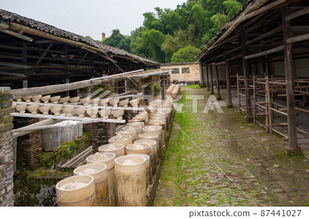 Clay pottery drying in old traditional pottery workshop in Jingdezhen, China Clay pottery drying in old traditional pottery workshop in Jingdezhen, China 87441027