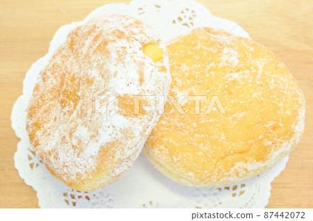 Custard cream donuts 87442072