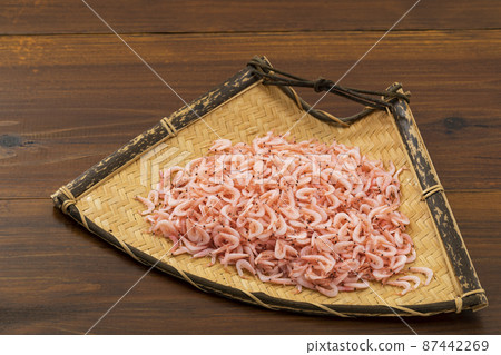 Akiami shrimp in a colander 87442269