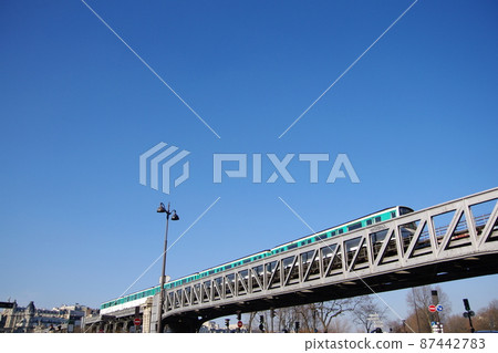 巴黎地鐵6號線橫跨塞納河 巴黎地鐵6號線橫跨塞納河 87442783