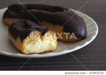 Discerning eclairs using carefully selected ingredients | Custard cream up 87443379