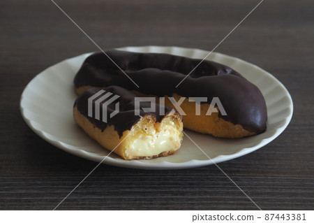 Discerning eclairs using carefully selected materials | Cross section 87443381