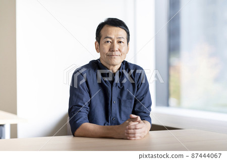 A man in his late 50s looking at the camera, shooting cooperation "LINK FOREST" 87444067