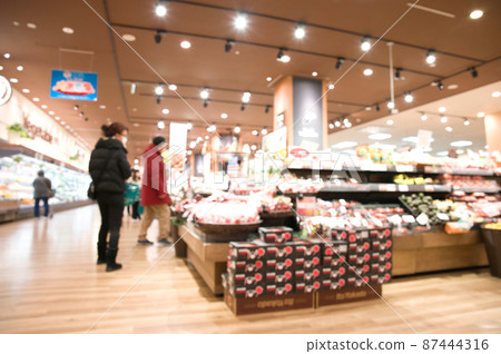 [Osaka] March ・ People shopping in the shopping district << Out Focus >> 87444316