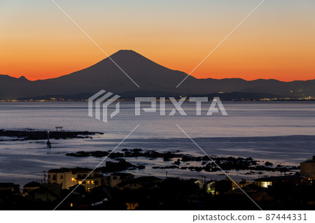 A bird's-eye view of the Shin-nase beach and Mt. Fuji from Hayama Hydrangea Park 87444331