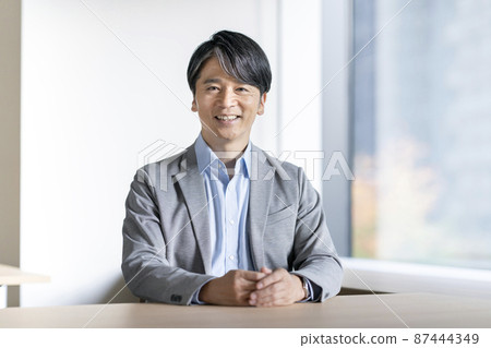 A smiling man in his 50s shooting cooperation "LINK FOREST" 87444349