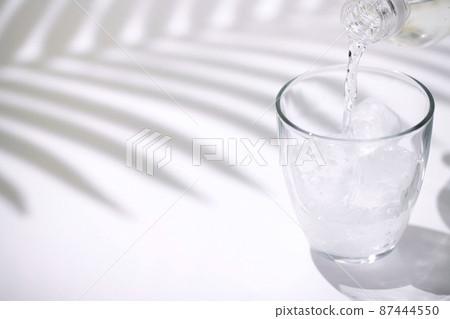碳酸水玻璃清爽剪影 87444550