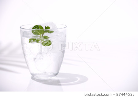 碳酸水玻璃清爽剪影 87444553
