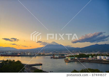 [Shizuoka Prefecture] May ・ Mt. Fuji and Shizuoka cityscape seen from Tagonoura 87444637