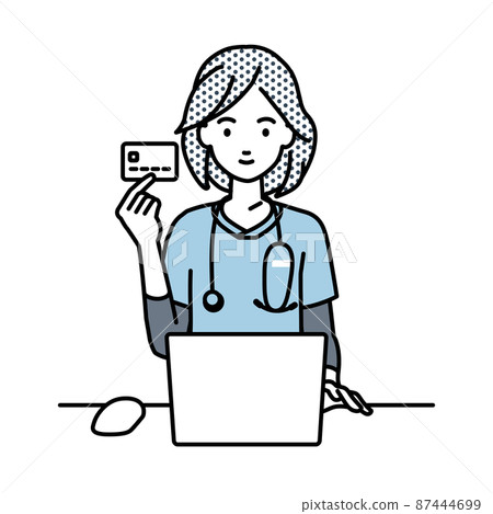 一名護士婦女坐在辦公桌前，拿著信用卡使用個人電腦 87444699