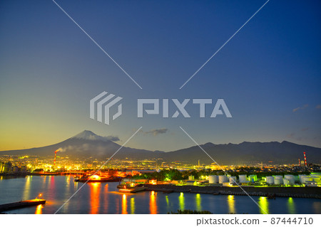 [Shizuoka Prefecture] May ・ Mt. Fuji and Shizuoka cityscape seen from Tagonoura 87444710