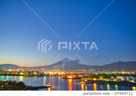 [Shizuoka Prefecture] May ・ Mt. Fuji and Shizuoka cityscape seen from Tagonoura 87444711