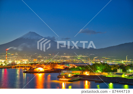 [Shizuoka Prefecture] May ・ Mt. Fuji and Shizuoka cityscape seen from Tagonoura 87444719