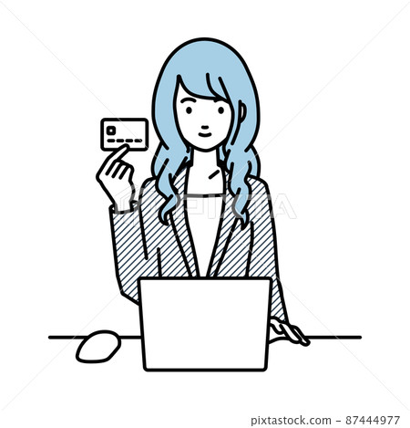一位穿著西裝的女士坐在辦公桌前，拿著信用卡使用電腦 87444977