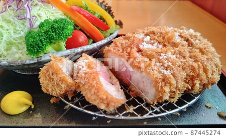 Tonkatsu thick sliced 300g rib roast salt pretending & colorful vegetable salad 87445274