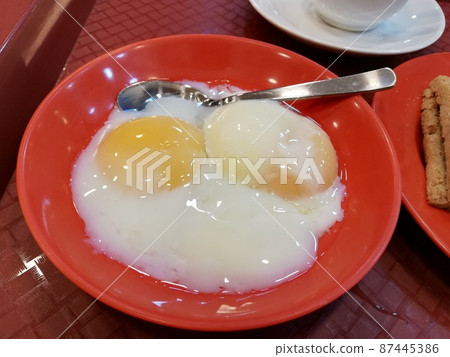 半熟雞蛋煎蛋新加坡經典早餐 半熟雞蛋煎蛋新加坡經典早餐 87445386