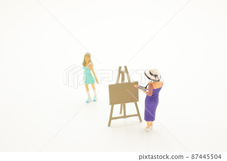 a fun of mini artist drawing,  female artist draws 87445504