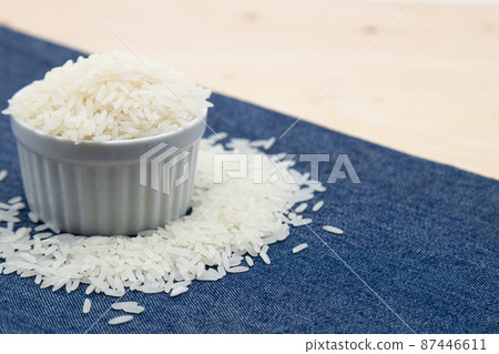 Thai rice in a cocotte, scattered rice Thai rice in a cocotte, scattered rice 87446611