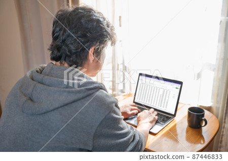 在家工作的中年人 在家工作的中年人 87446833