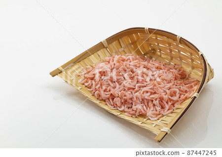 Akiami shrimp in a colander_white background 87447245