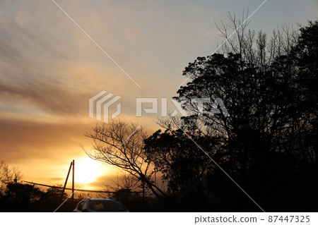 The sunset shines The sunset shines 87447325