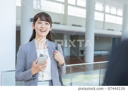 一位年輕的女商人在商務辦公室的過道上交談 一位年輕的女商人在商務辦公室的過道上交談 87448130